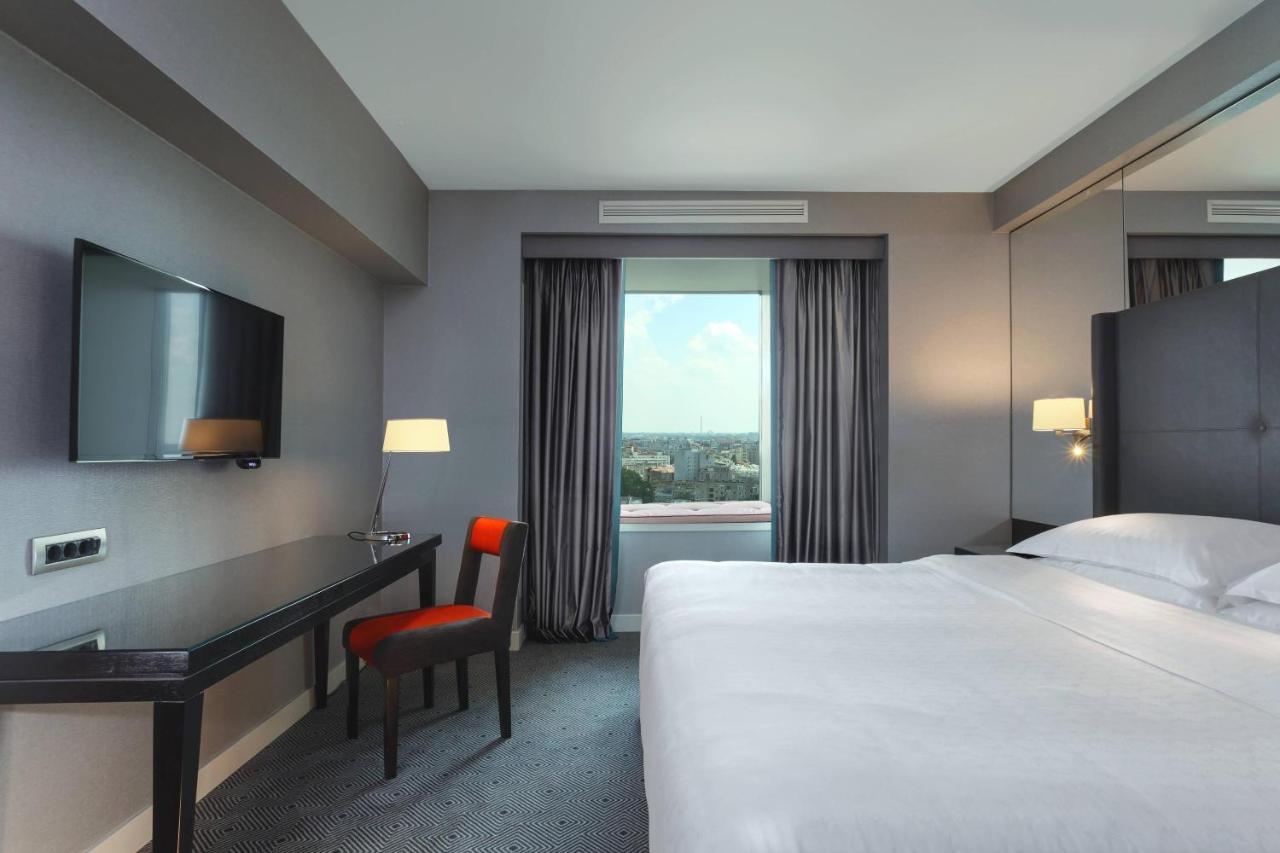 Sheraton Bucharest Hotel Exterior foto A room at the hotel