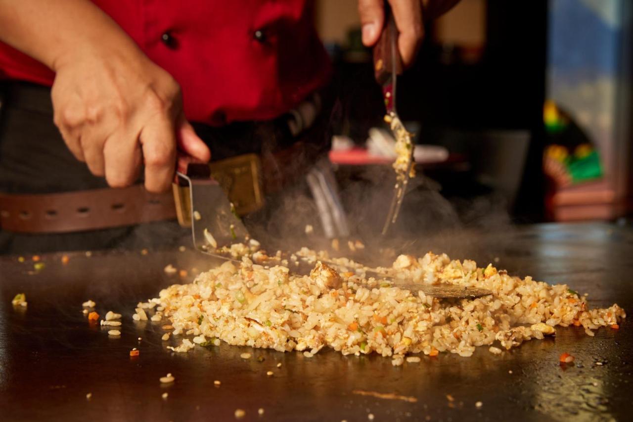 Sheraton Bucharest Hotel Exterior foto Fried rice being cooked on a flattop