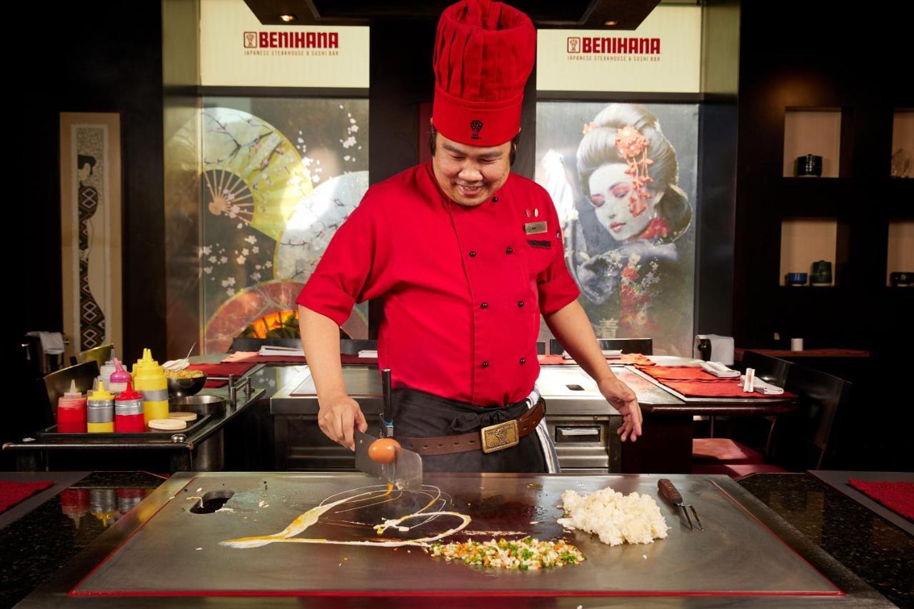 Sheraton Bucharest Hotel Exterior foto Teppanyaki cooking