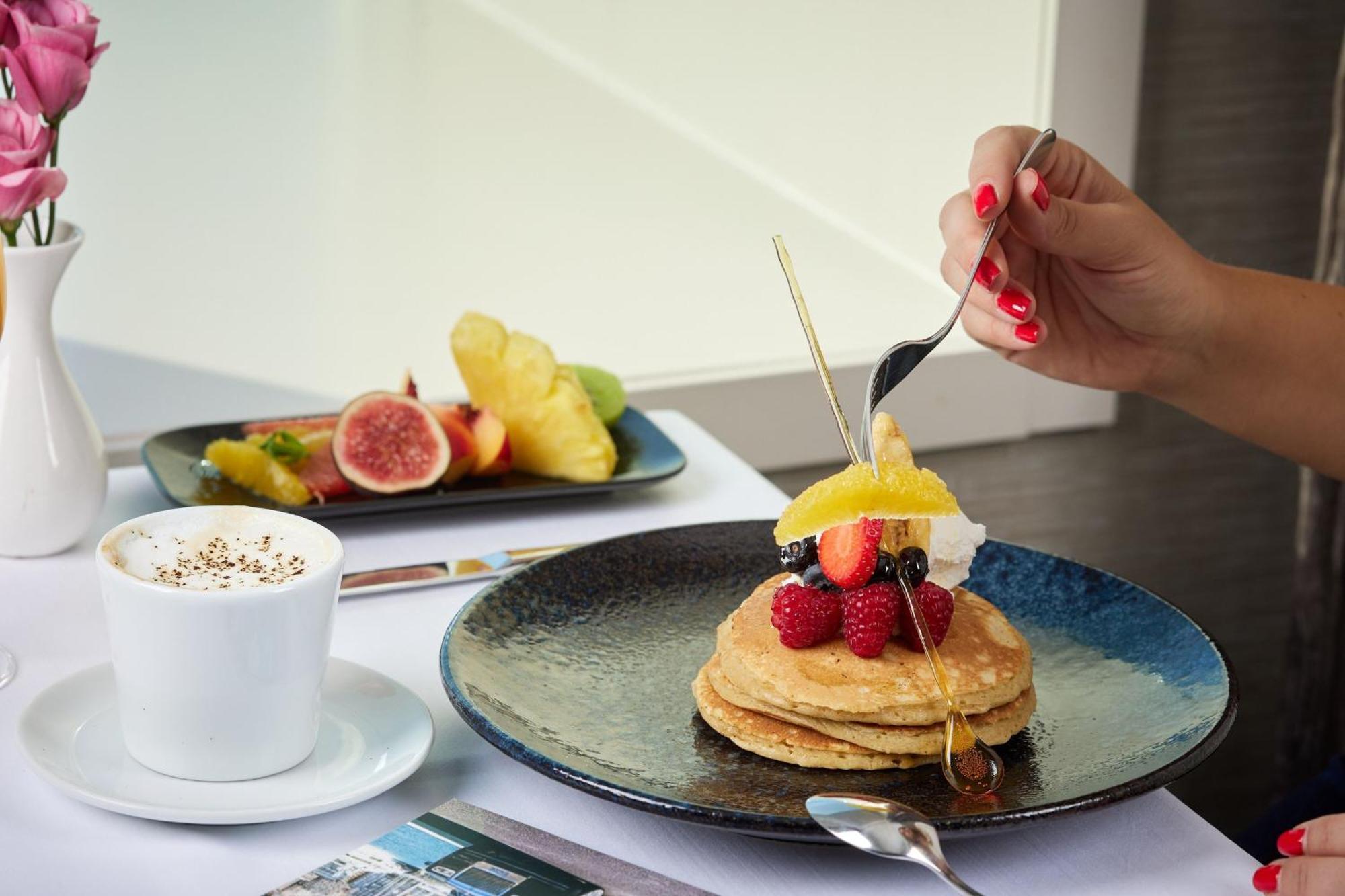 Sheraton Bucharest Hotel Exterior foto Pancakes with fruit
