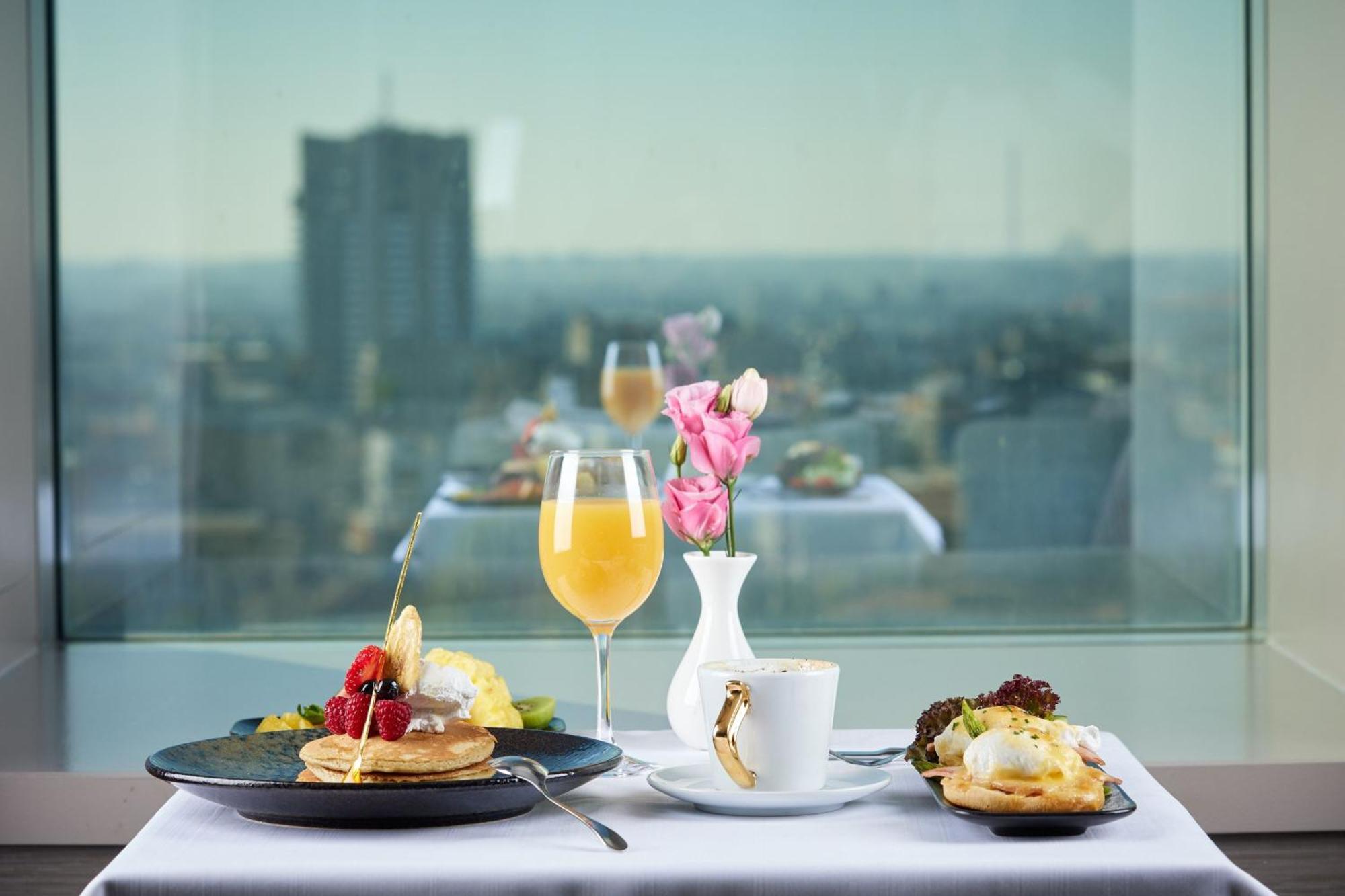Sheraton Bucharest Hotel Exterior foto Breakfast at the hotel