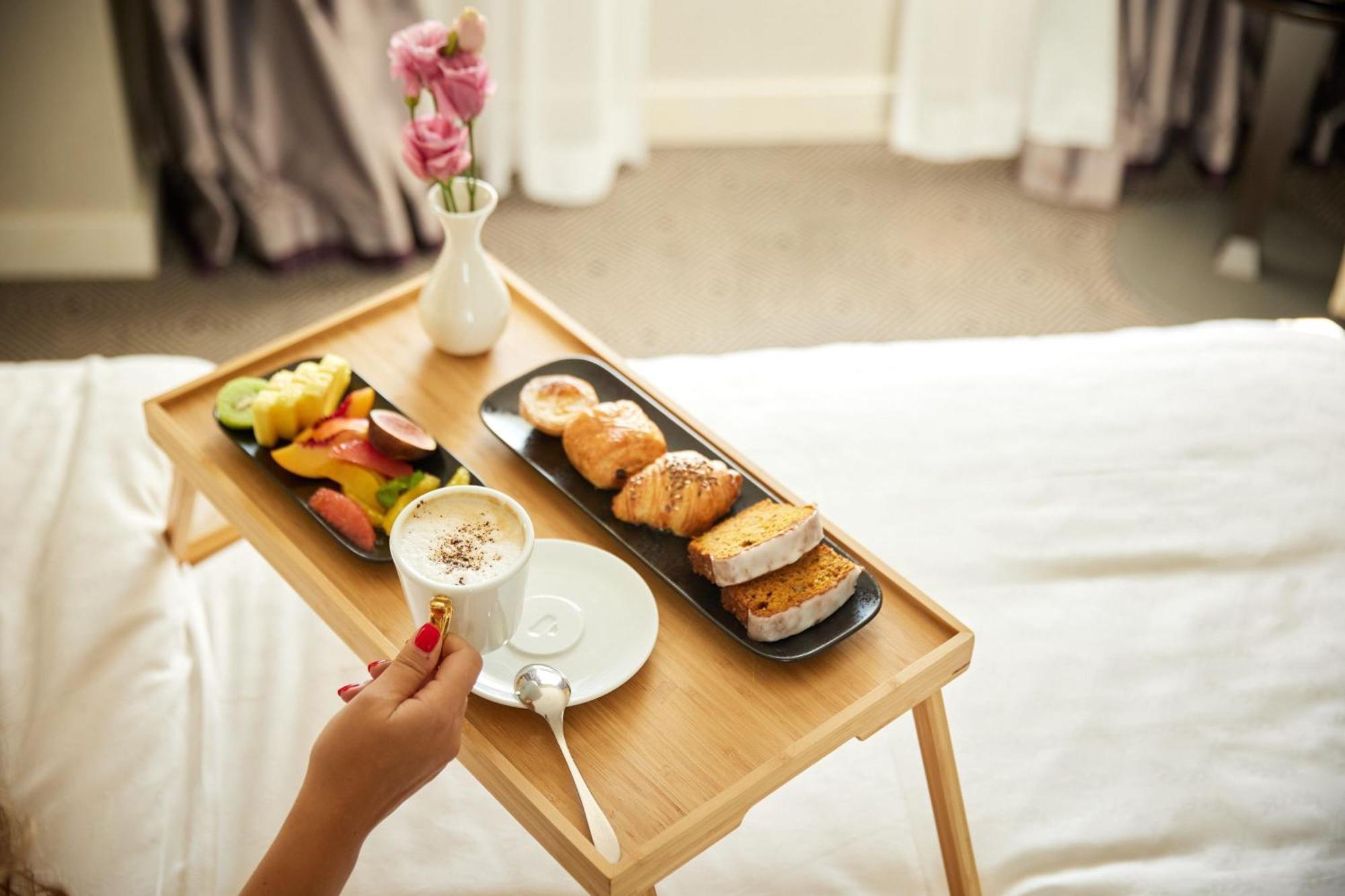 Sheraton Bucharest Hotel Exterior foto Room service