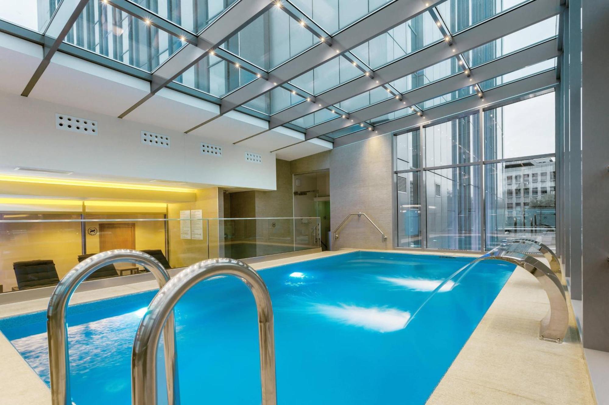 Sheraton Bucharest Hotel Exterior foto The pool