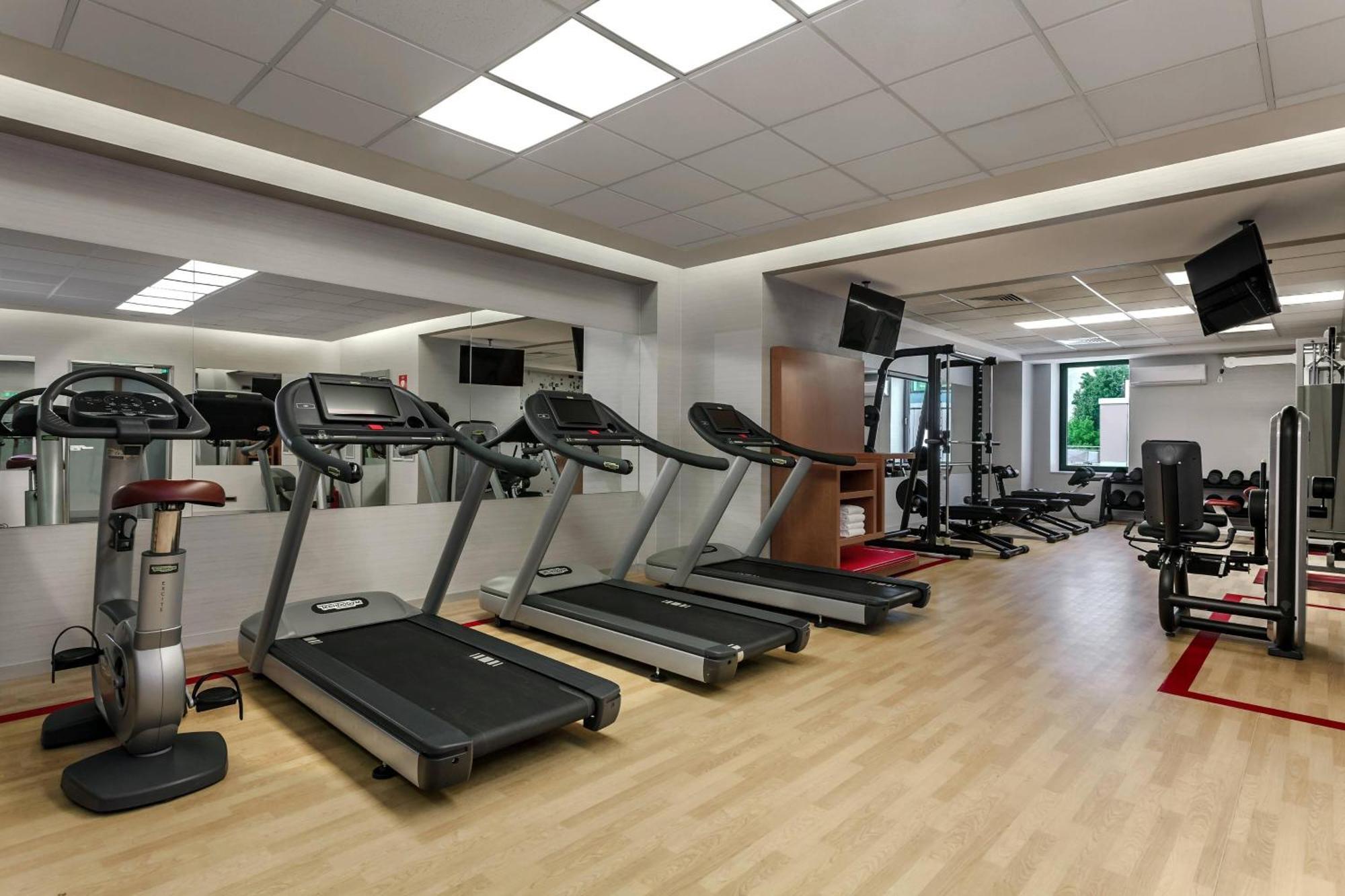 Sheraton Bucharest Hotel Exterior foto The gym at the hotel