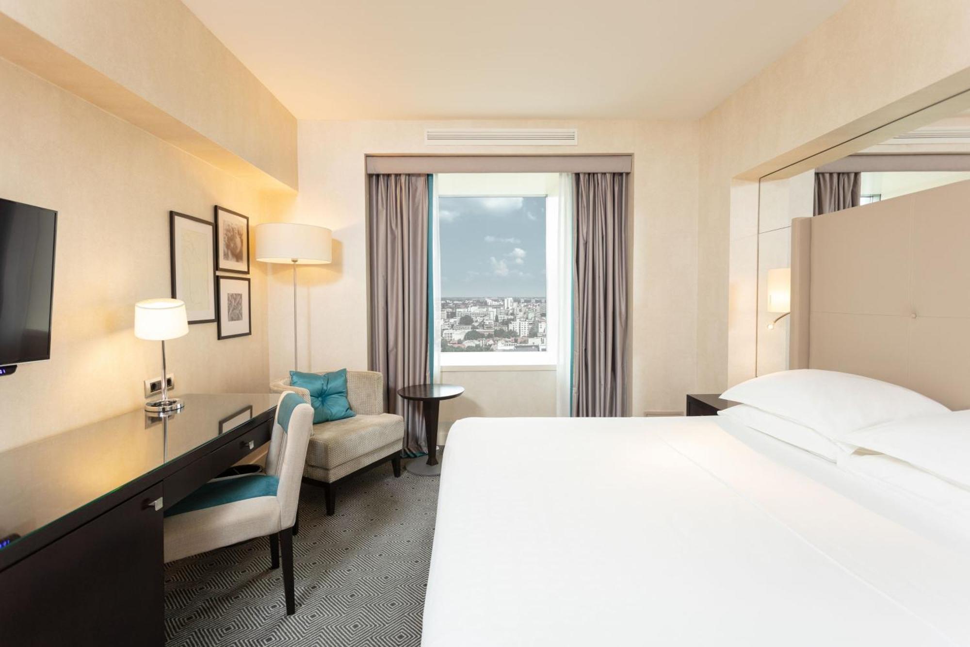 Sheraton Bucharest Hotel Exterior foto A room at the hotel