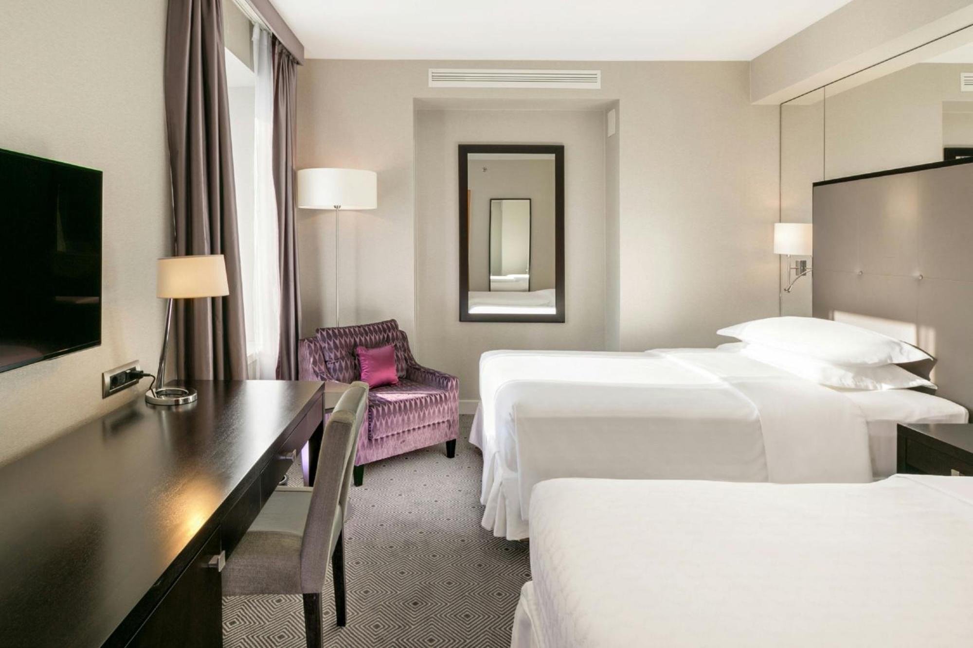 Sheraton Bucharest Hotel Exterior foto A room at the hotel