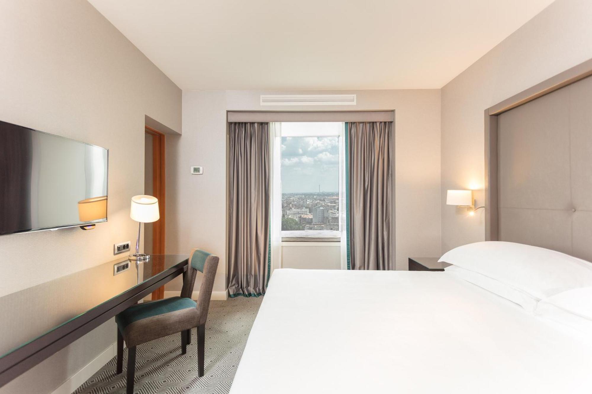 Sheraton Bucharest Hotel Exterior foto A room at the hotel