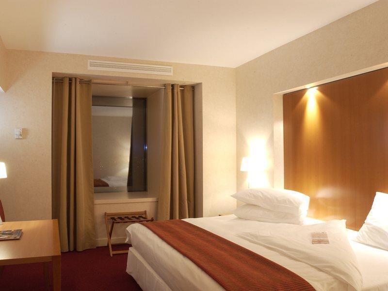 Sheraton Bucharest Hotel Exterior foto A room at the hotel