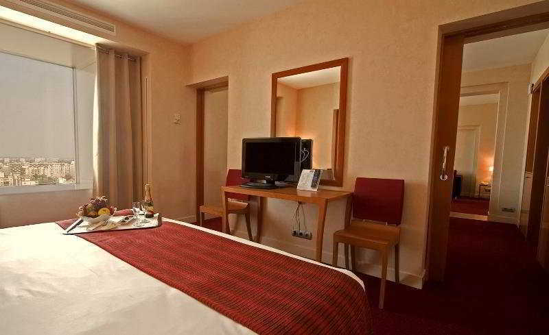 Sheraton Bucharest Hotel Exterior foto A room at the hotel